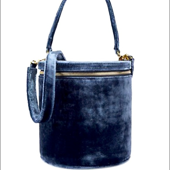 STAUD ‘vitti’ velvet bucket bag in navy blue - Picture 2 of 16